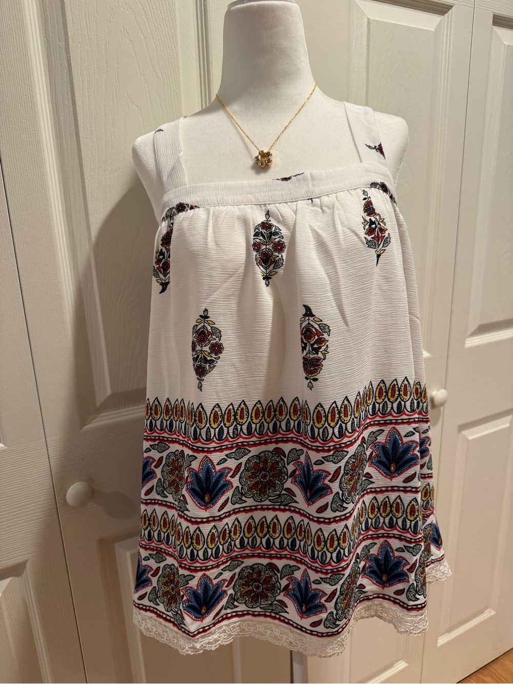 ♥️ DOE & RAE White Textured Top with Beautiful Detail